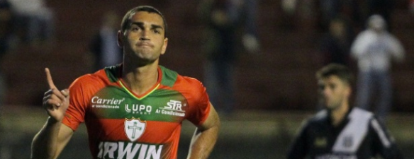 Gilberto comemora um de seus gols contra a Ponte; o atacante marcou os dois da partida. (FOTO: Reprodução/UOL)