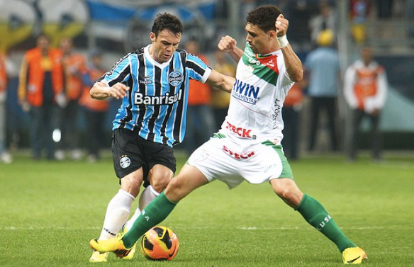 Atacante Kleber, do Grêmio, foi o protagonista de dois lances polêmicos da arbitragem. FOTO: Lance!